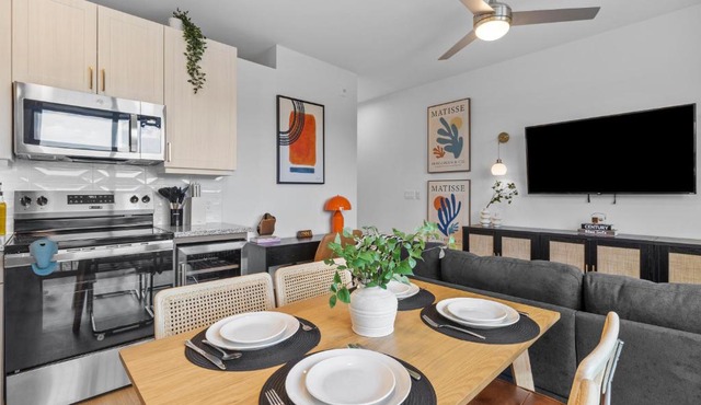 King Suite Retreat, Gym and Rooftop Access New
