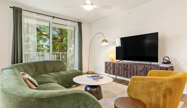 King Suite w/Private Balcony | Steps to Zilker Park & Lady Bird | The Code