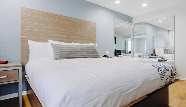 King w/Whirlpool Tub | Free Parking | 0.1 Mi to Kemah Lighthouse District