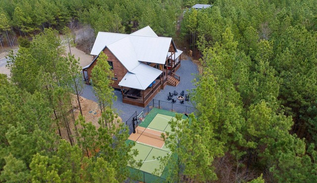 Knotty Pines * Lit Pickleball & Basketball | EV | Pingpong |Pool Table | Hot tub