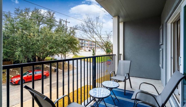 KozyCo Retreat - Modern Comfort in Mahncke Park, Close to Attractions