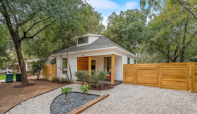 La Casita -Modern cozy comfort near Downtown, UNT&TWU/Pet friendly - FENCE FIXED