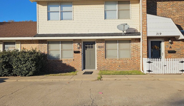 La Flor Cozy First Floor Only! Townhome in Hobart Oklahoma