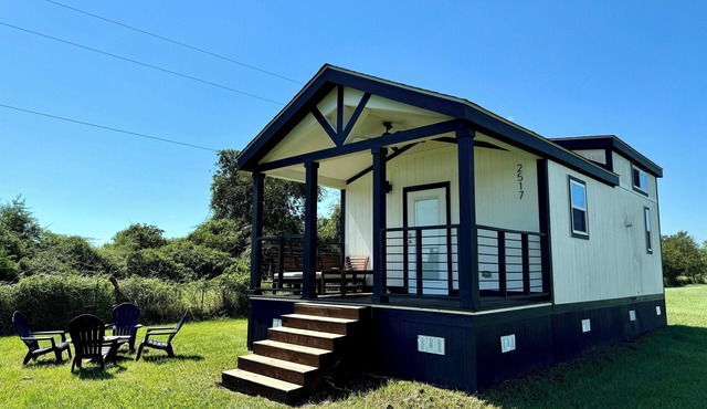 La Petite Maison - Tiny Home in Victoria, TX
