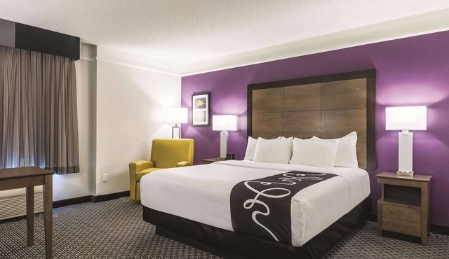 La Quinta Inn & Suites by Wyndham Alexandria Airport