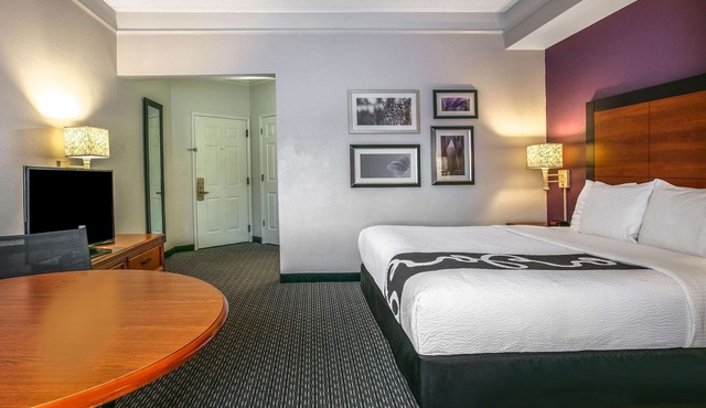 La Quinta Inn & Suites by Wyndham Dallas North Central