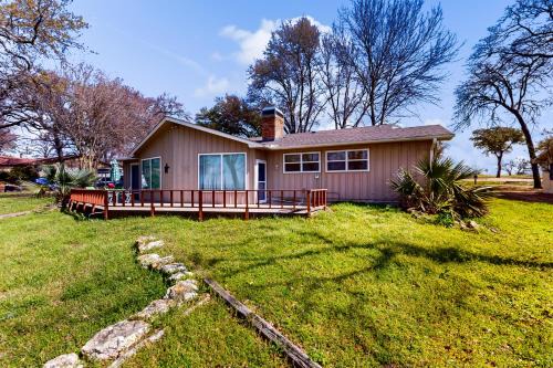 Laid-Back Lake House' w/Wraparound Deck