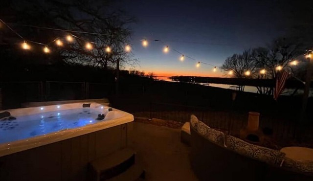 Lake/Beachfront - Private Boat Dock, Hot Tub in Eufaula