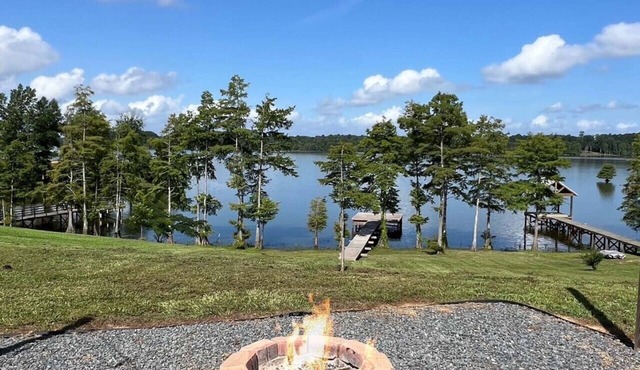 Lake front home with spectacular sunsets! 6 miles from Toledo Tackle!