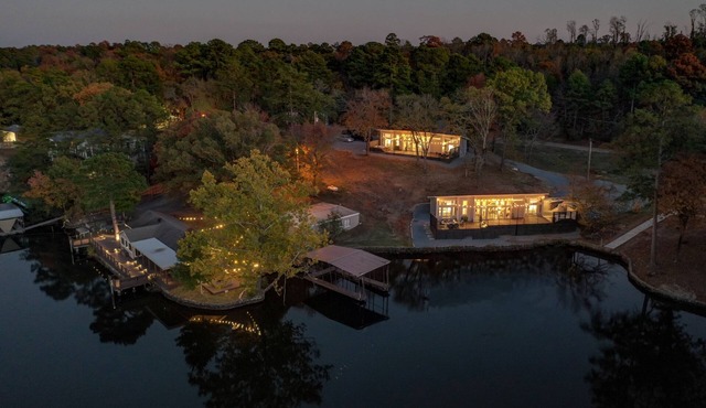 Lake Front Resort-Sleeps 22/3 Hot Tubs/3 Fire Pits/Boat Ramp/Dock/2 Game Rooms!