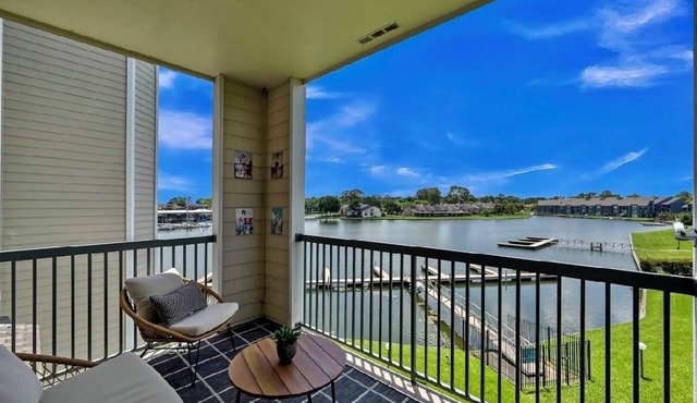 “LAKE IT EASY” Luxury 1-bedroom lake front condo on Lake Conroe