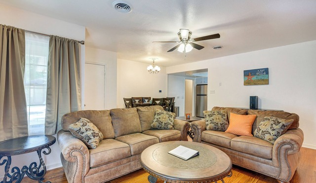 Lake Jackson Home w/Yard, 14 Mi to Beaches!
