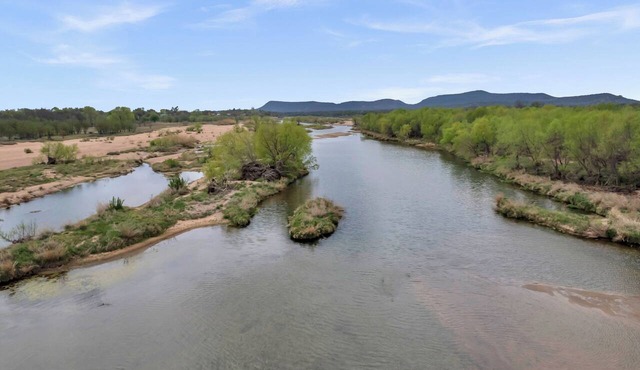 Lake LBJ Waterfront on the Beautiful Llano River, Sandy Beach, Sleeps 6