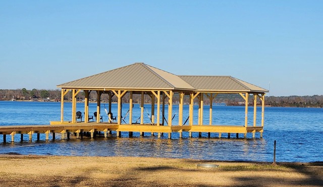 Lake Palestine Lakefront, Dock, Deck. 3 bd 2bt Large yard, Beautiful Sunrises