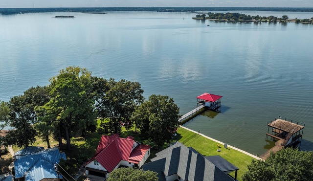 Lake Point Retreat: Private Dock