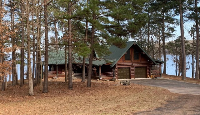 Lake Sam Rayburn - Waterfront Custom Log home, 2000 Sq Ft Video included.