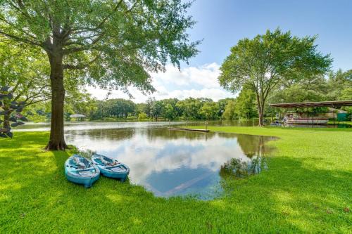 Lake Tawakoni Access + Hot Tub - Wills Point Home!