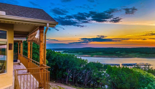 Lake Travis Chic with MILES of views and Awesome amenities