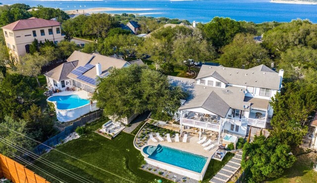 Lake Travis Heated Pool and Hot Tub, Bride Retreat, Sports TVs & Foosball!