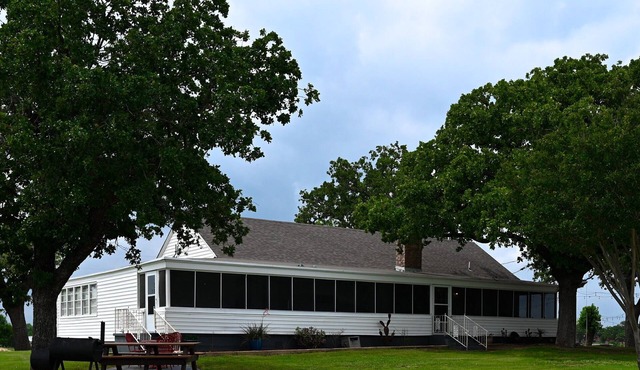 Lake View Villas at Buchanan Dam. A Farmhouse Villa on the Water!