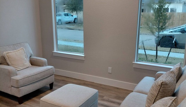 lakefront 3-bedroom house in gorgeous Missouri City with AC and comfort