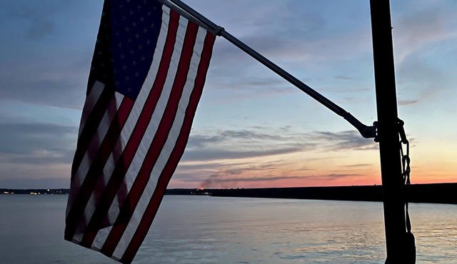 Lakefront 3 bedroom/2 bath Log Cabin with Dock, Deck & Amazing Sunset Views!