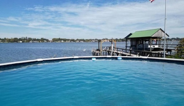 Lakefront 4-bedroom/2 BA, Sleeps 10 , private pool and pier. + VIEW !