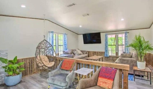 Lakefront Beach House Retreat - Escape to Nature!