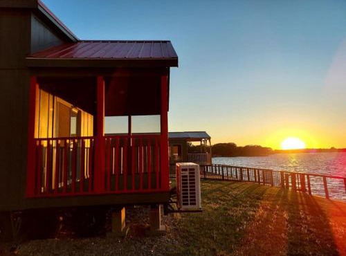 Lakefront Cottage with Hot Tub & Sunset Views