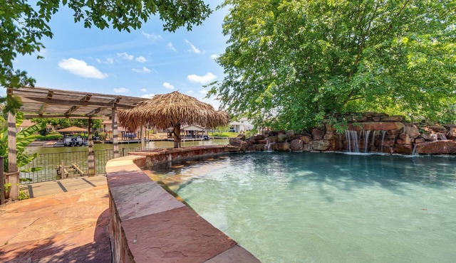 Lakefront Family Home w/Private Pool in Willis