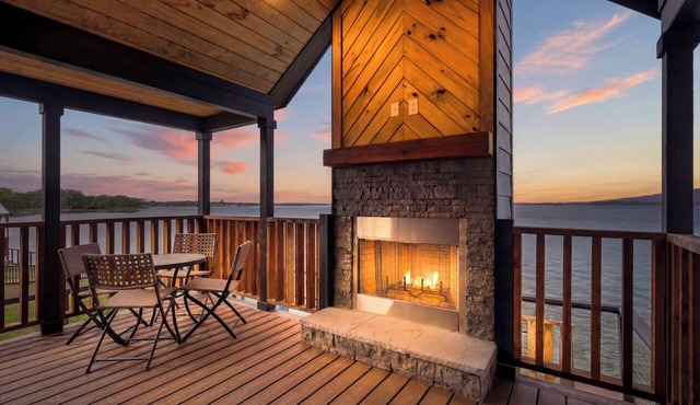 Lakefront Fireside Retreat Paradise!