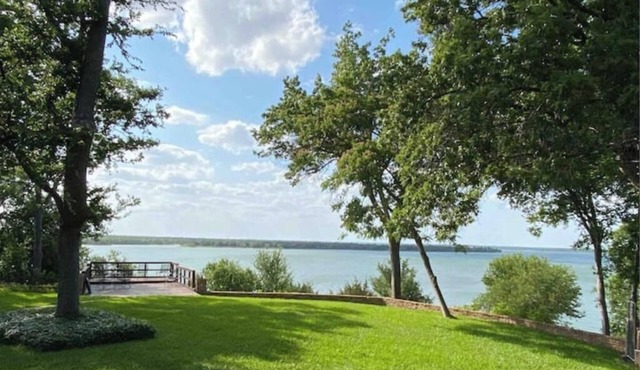 Lakefront fun for 14+pets w/game room deck sunsets