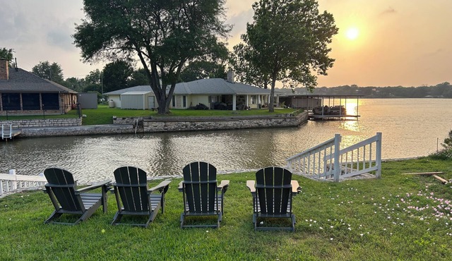 Lakefront, Game Room, Kayaks, Stunning Sunsets, Fishing, Relaxing.