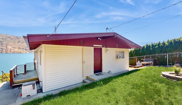 Lakefront gem with large deck, grill, fast WiFi, & great views in Chelan