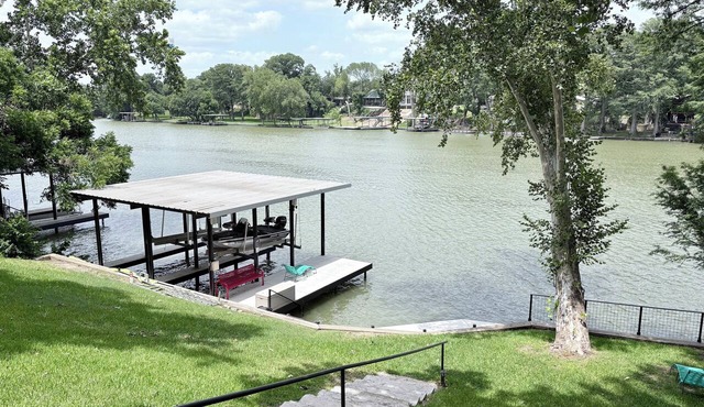 Lakefront Getaway with Kayaks, Fishing & King Bed