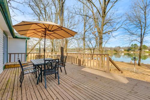 Lakefront Home w/Yard & Deck in North Little Rock in North Little Rock