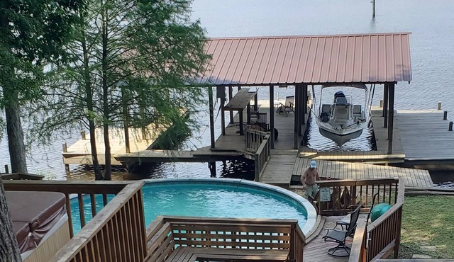 Lakefront log cabin on Lake D'Arbonne sleeps 10