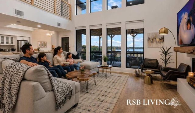 Lakefront Luxe 6BR 4,5BA Holiday Home with Pool & Hot Tub