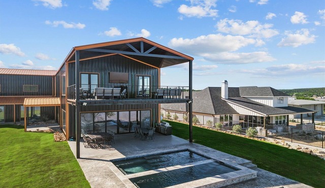 Lakefront resort home. Sleeps 26+! Boat dock, kayaks, pool, hot tub & more!
