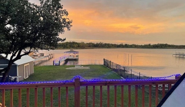 Lakefront Retreat Hot Tub +Private Dock - Sleeps 12 - Eagle Mountain Lake