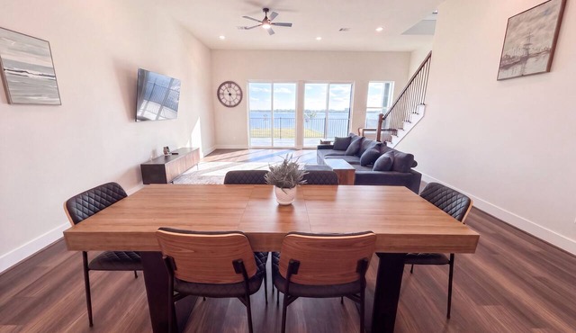 Lakefront Retreat Near NASA Space Center & Kemah Boardwalk - 3 Bedroom 3 Bath