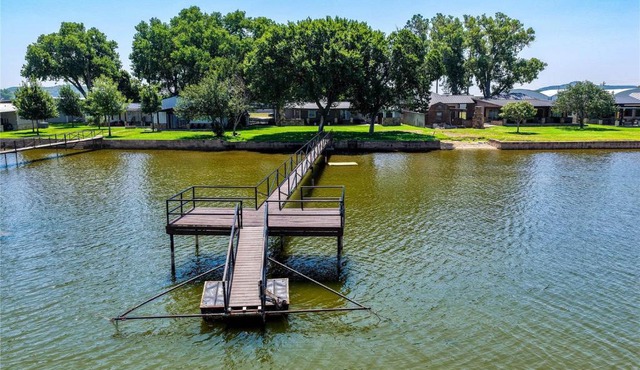 Lakefront Retreat w/Pier, Bar Hut & Fireplace!