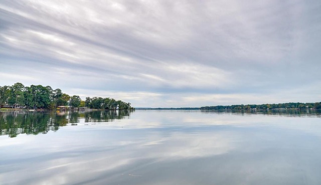 Lakefront Texas Abode w/Kayaks, Fire Pit & Patio!