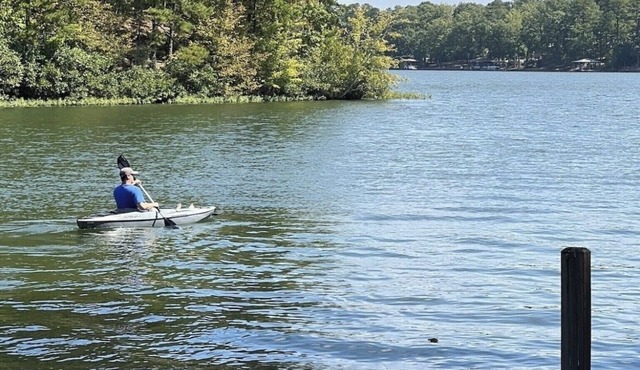 Lakefront with kayaks and private dock. Pet friendly, nearby dog park