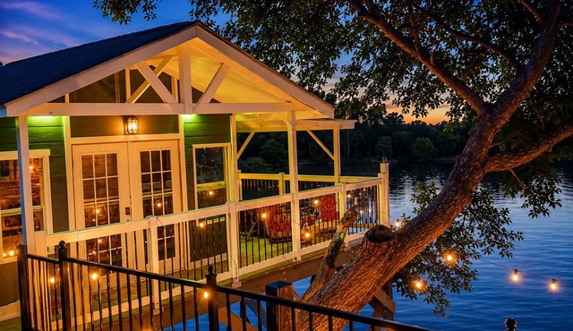 Lakefront with Treehouse, Pool, Gameroom and hottub. 5BR, 4bath