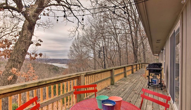 Lakehouse Landing at Beaver Lake w/ Grill, Pool