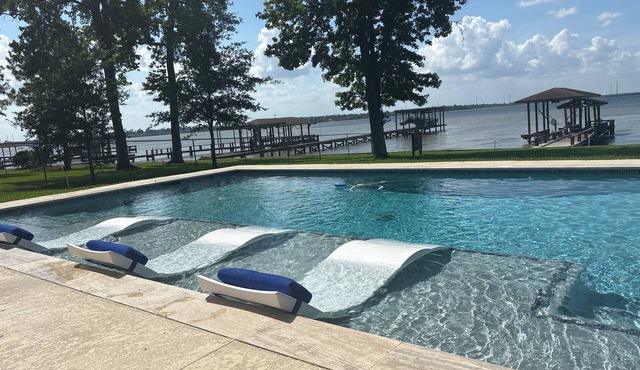 Lakehouse…Pool and Hottub. Waterfront property with boat dock.