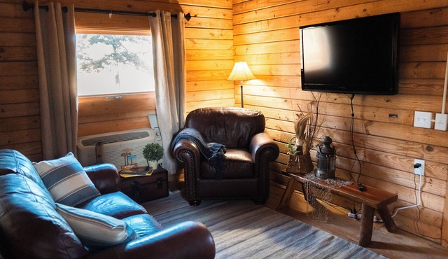 lakeside 3: Charming 2-bedroom cabin with AC and WiFi in peaceful Solgohachia