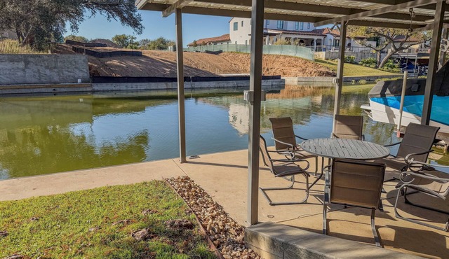 Lakeside Escape + Boat Dock, Kayaks, Game Room!