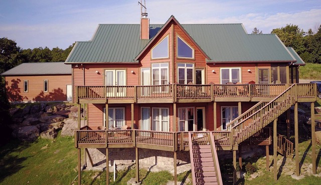 Lakeside luxury, Gated, Firepit, Dock, kayaks & paddleboards